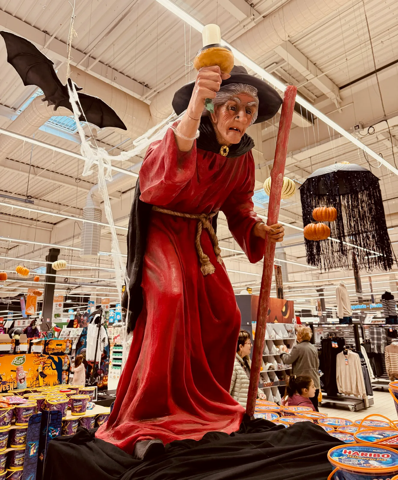 Décor Sorcière géante en rayon - scénographie événementielle Nectar