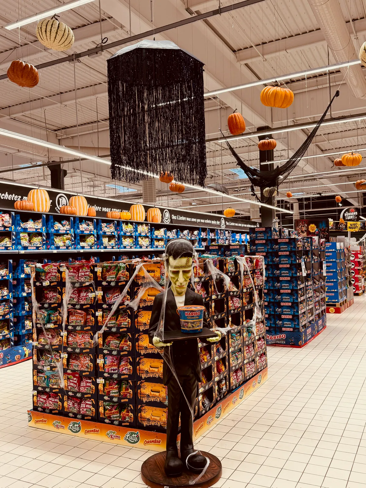 Lustres à franges noires et Frankenstein au-dessus du rayon confiserie