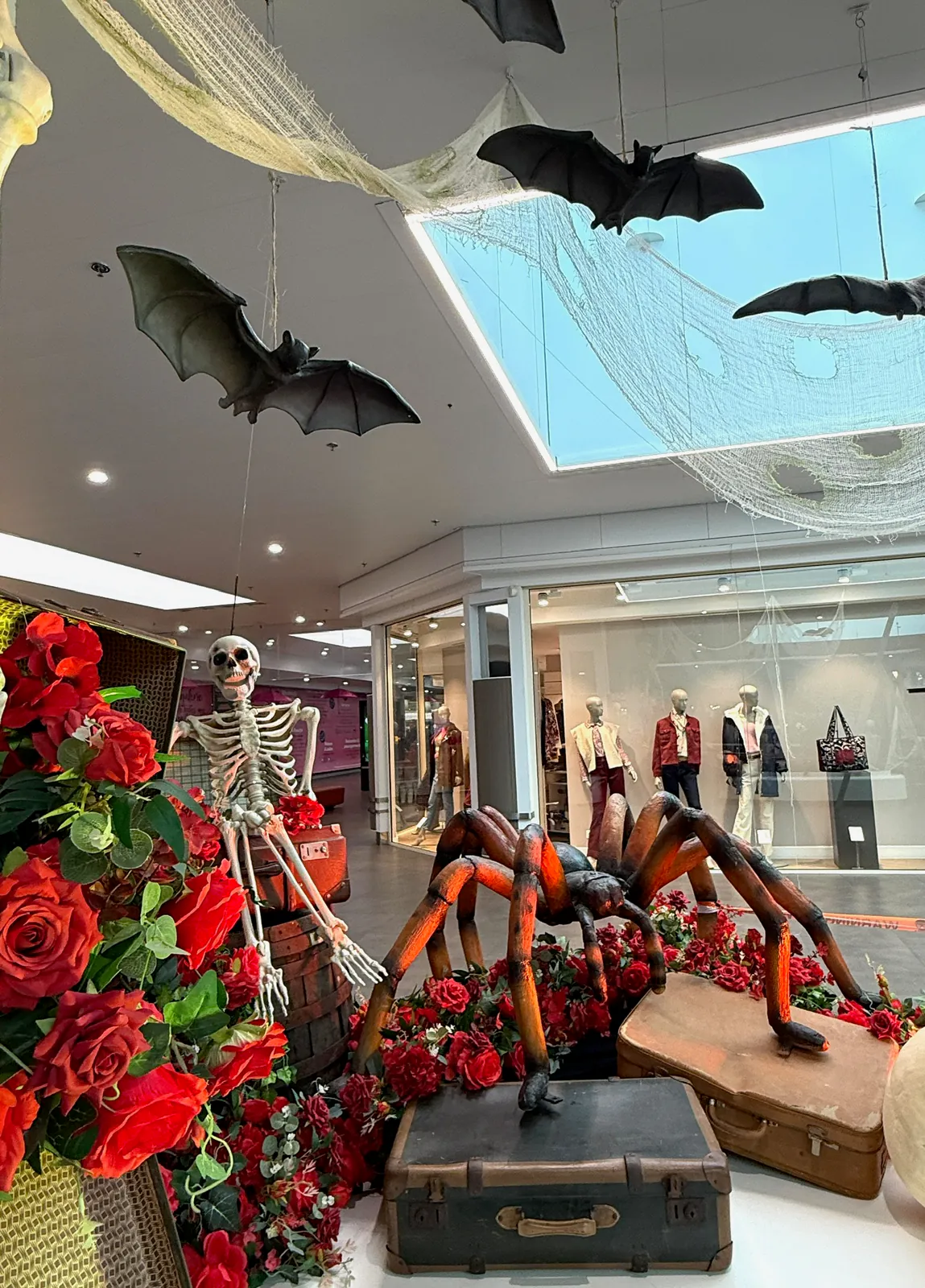 Décors Halloween 2026 : six scénographies installées en magasin et en galerie commerciale