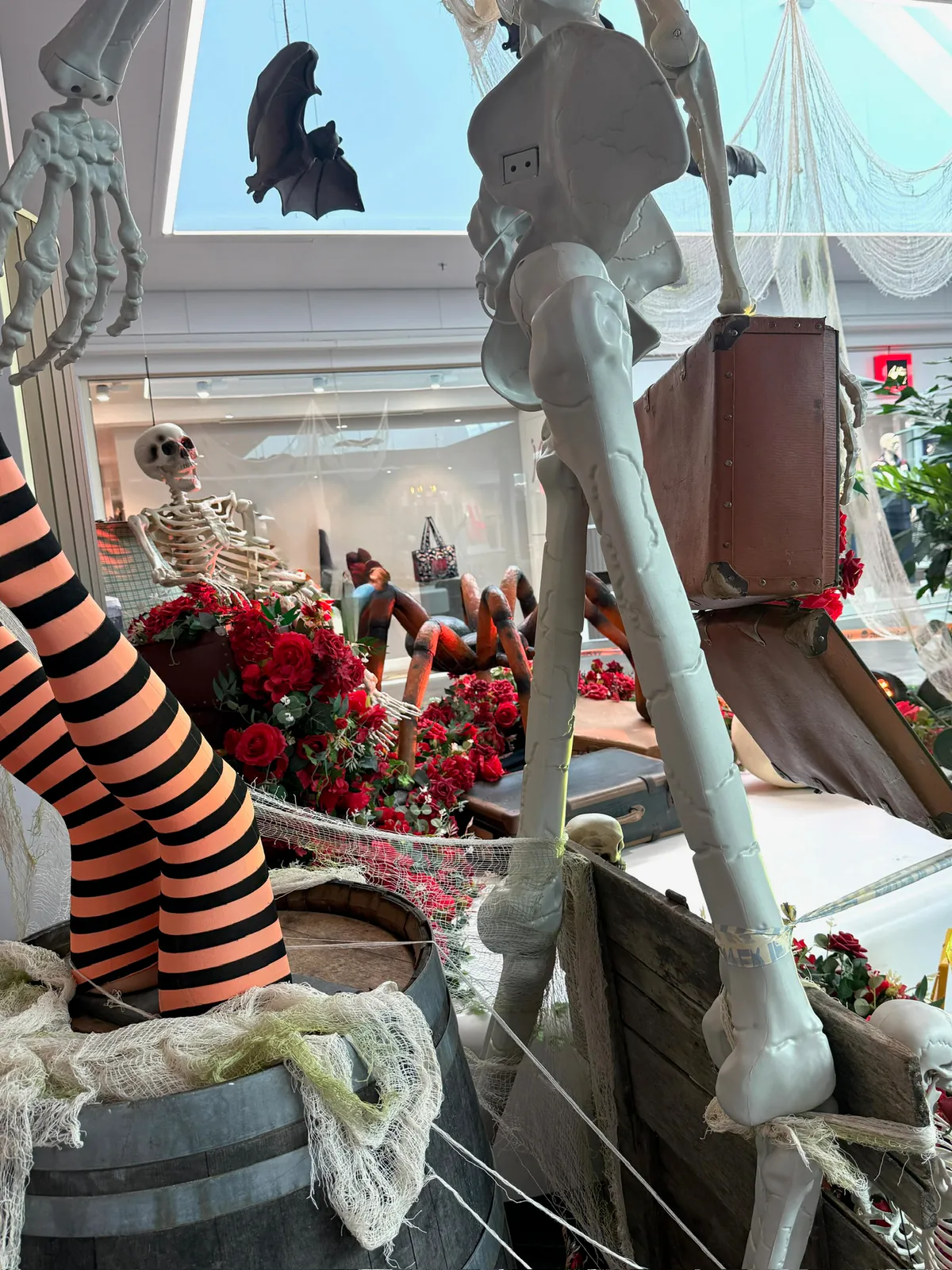 Décor Squelette géant, araignée XXL et roses rouges Halloween - Nectar