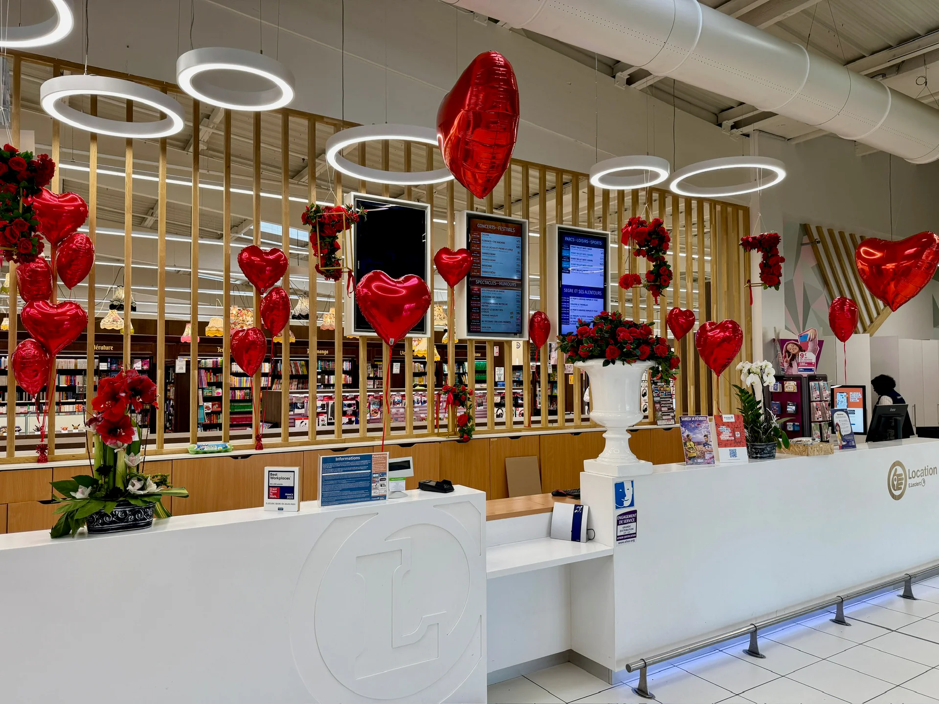 Décor Saint Valentin Leclerc Segré en Anjou bleu - scénographie événementielle Nectar